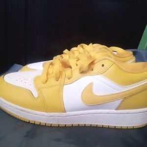 Air Jordans kids yellow mustard shoe size 4 unisex, gently used